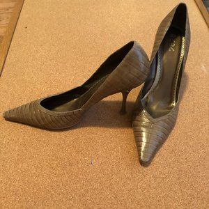 BCBG gold high heel shoes sz 11